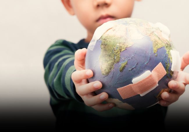 Bambino con pianeta in mano