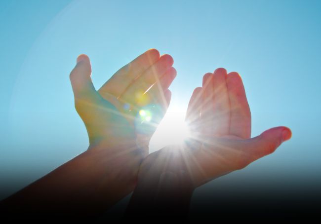 Sole filtra tra le dita